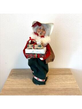 Vintage Byer's Choice Carolers Mrs Claus With Gifts 1997 Charles Dickens